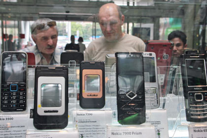 Продажи сотовых телефонов в России упали впервые после кризиса