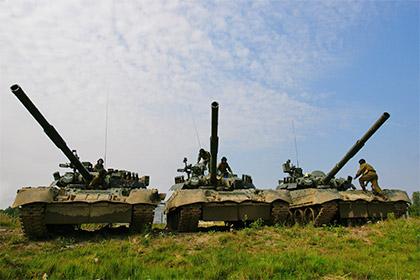 Танки Т-80У перед началом учебно-боевых стрельб. Гвардейская Кантемировская танковая дивизия.
