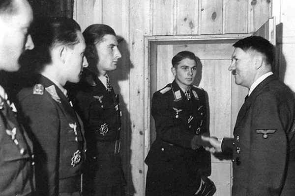 Адольф Гитлер награждает Железными крестами пилотов люфтваффе в своей ставке под Винницей, октябрь 1942-го
