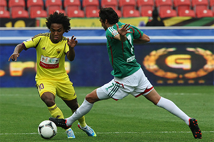 Игрок «Анжи» Виллиан Боржес да Силва (слева) и игрок «Терека» Факундо Пирис (справа)