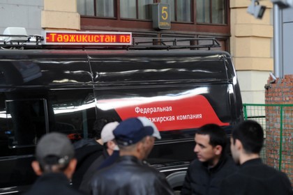 Перронный контроль пассажиров поезда Москва – Душанбе. 