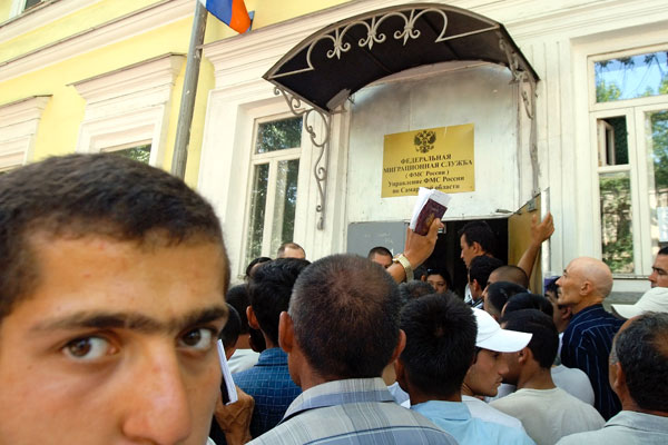 Трудовые мигранты в очереди у здания управления Федеральной миграционной службы России