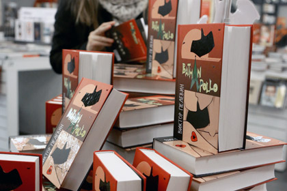 Книжные магазины пожаловались на дороговизну романа Пелевина
