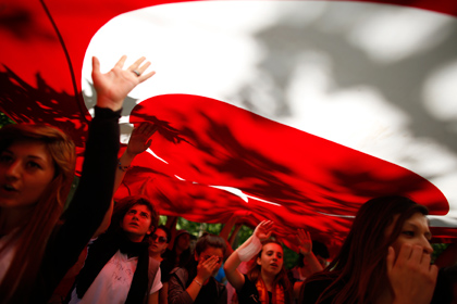 Протестующие несут Турецкий флаг
