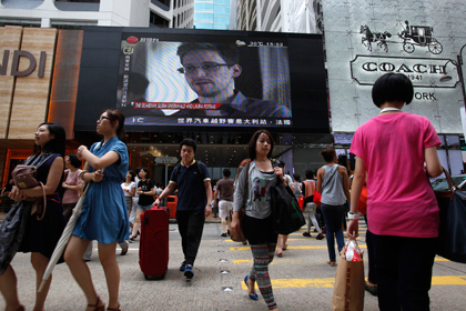 Изображение Эдварда Сноудена на улице в Гонконге