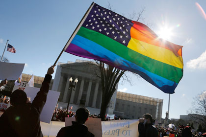 Гей-флаг на фоне Верховного суда США