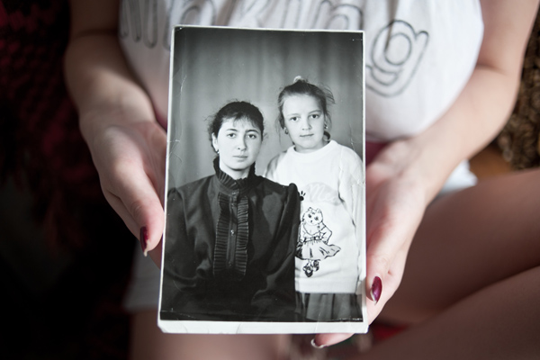 Татьяна Королева держит в руках фотографию своей убитой сестры Ольги Подзоровой (справа)