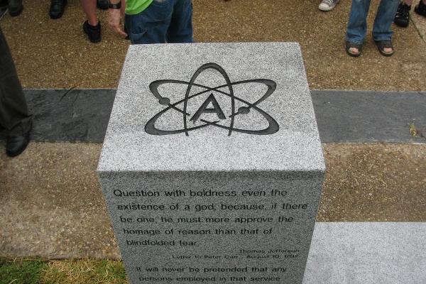 Памятник, установленный «Американскими атеистами»