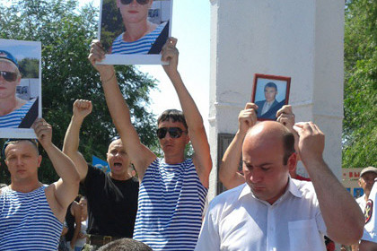 Портреты Руслана Маржанова в руках участников народного схода в Пугачеве, 8 июля 2013 года