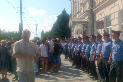 Местные жители и полицейские в Пугачеве