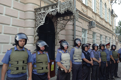 Полиция у здания мэрии Пугачева