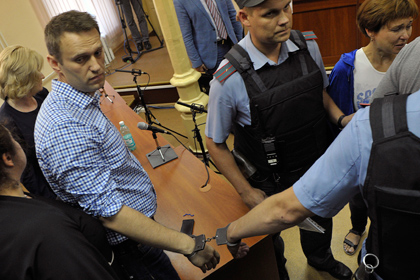 Алексей Навальный во время задержания в зале суда