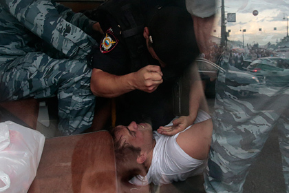 Избитый в автозаке сторонник Навального подал жалобу на полицию