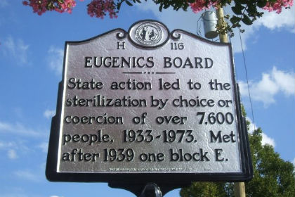 Мемориальная табличка в Северной Каролине, посвященная деятельности комиссии по евгенике