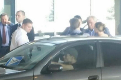 Эдвард Сноуден покидает аэропорт Шереметьево