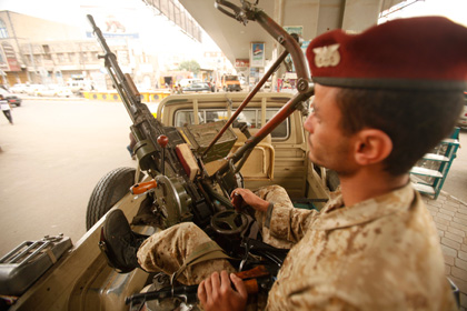 Солдат армии Йемена на патрульной машине в Сане