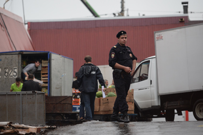 Сотрудники полиции на территории рынка у метро «Выхино»