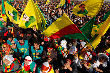 Демонстранты с курдскими флагами