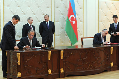 Сергей Лавров и Эльмар Мамедъяров во время церемонии подписания совместных документов, Баку, Азербайджан