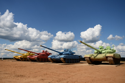 Экипажи из Белоруссии, России, Казахстана и Армении во время соревнований по танковому биатлону