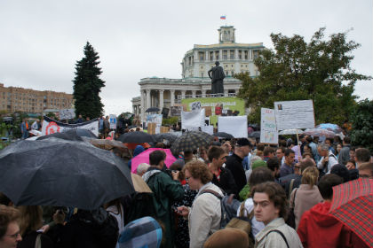 Участники митинга против реформы РАН