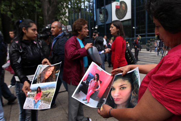 Родственники пропавших посетителей клуба «Небеса» перед зданием генпрокуратуры Федерального округа Мехико, 25 августа 2013 года