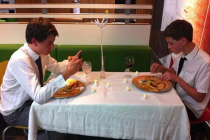 Компания подростков устроила в «Макдоналдсе» ужин при свечах 