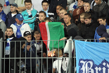 Болельщики «Зенита» сжигают флаг Чечни