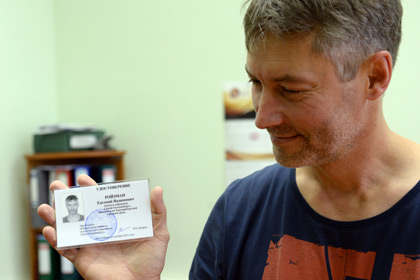 Евгений Ройзман демонстрирует удостоверение об избрании его главой Екатеринбурга