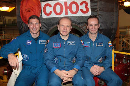 Экипаж «Союз ТМА-10М» (слева направо) Майкл Хопкинс, Олег Котов и Сергей Рязанский