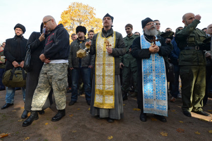 Православные активисты препятствуют проведению ЛГБТ-акции на Марсовом поле 12 октября 2013 года