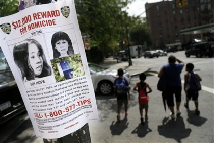 Плакат с призывом поделиться информацией об убитом ребенке. 
