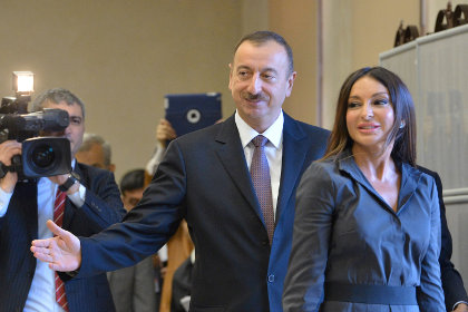 Ильхам Алиев с супругой Мехрибан во время голосования
