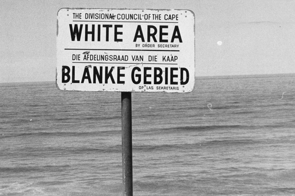 Знак «зона для белых» на пляже в ЮАР времен апартеида