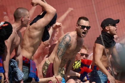 Болельщики ЦСКА на матче чемпионата России 12 мая 2013 года. 