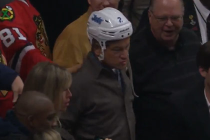Зритель снял с хоккеиста шлем во время игры НХЛ