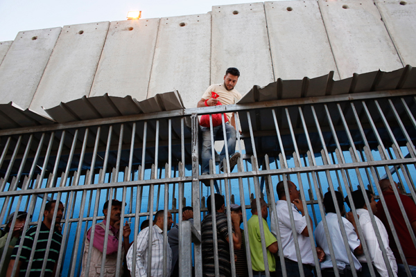 Палестинцы на пункте пересечения разделительной стены в Вифлееме