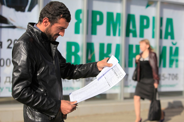 Соискатель изучает предложения на ярмарке вакансий в Ставрополе