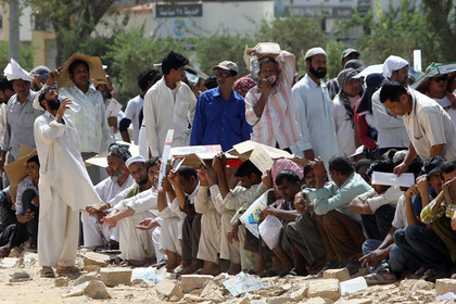 Мигранты перед офисом миграционной службы Саудовской Аравии