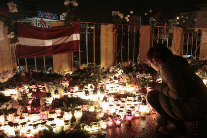 Свечи в память о погибших в рижском торговом центре