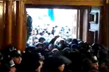 Толпа врывается в здание мэрии Киева