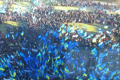 Митинг в поддержку Януковича в Донецке собрал 15 тысяч человек