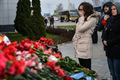 Жители Казани кладут цветы у входа в международный аэропорт «Казань» в память о погибших в авиакатастрофе