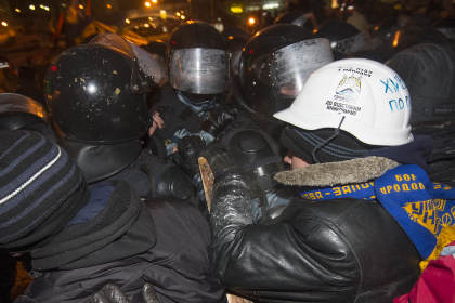 Демонстранты и сотрудники правоохранительных органов на Майдане 11 декабря