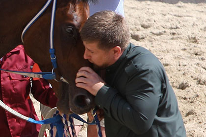 Рамзан Кадыров целует своего коня по кличке Индиан Джэмесон, выигравшего на скачках в честь 175-летия московского ипподрома, 2009 год