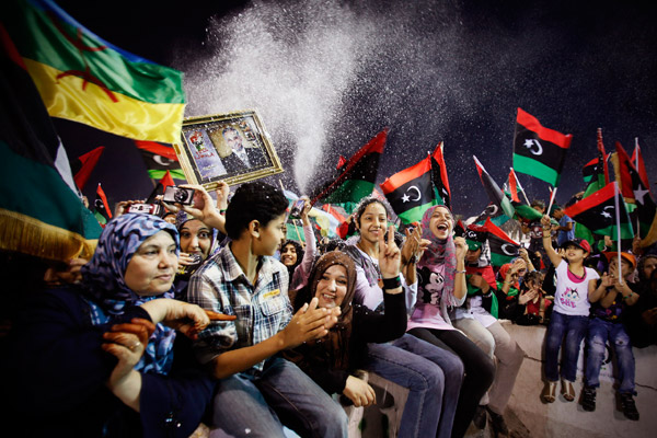 Жители Триполи празднуют день независимости на площади Мучеников