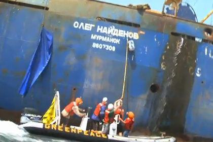 Активисты Greenpeace у борта траулера «Олег Найденов» в 2012 году
