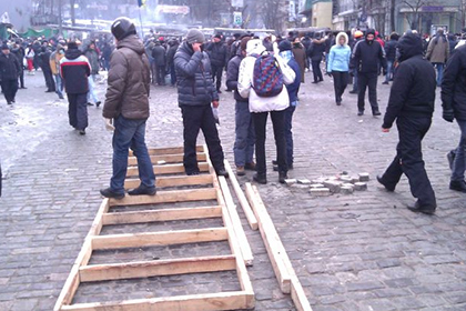 Активисты в Киеве взялись за строительство катапульты