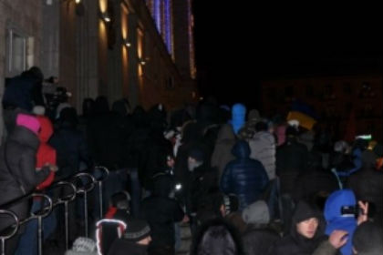 Демонстранты ворвались в здание администрации Черкасской области 