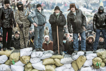 Сторонники оппозиции на баррикаде на улице Грушевского в Киеве